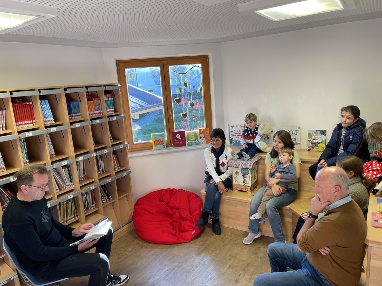 Tag der offenen Tür mit Bücherflohmarkt 2024